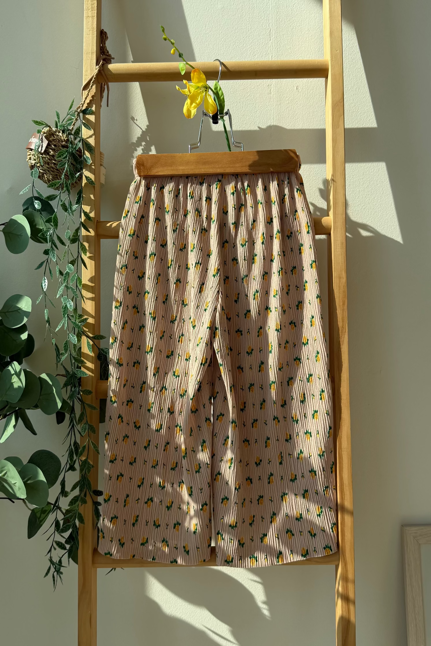 Floral Pleats Pants - Khaki