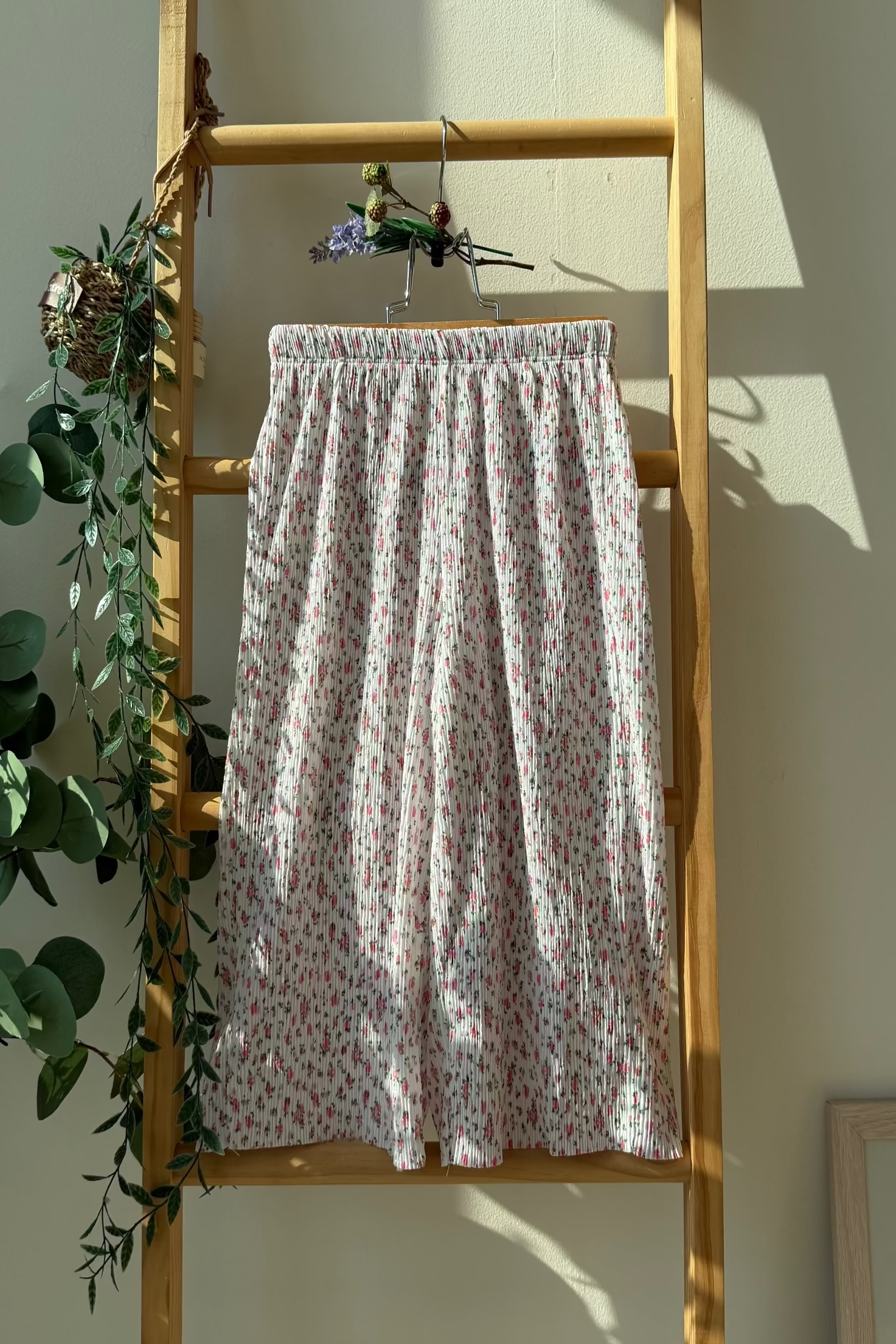 Floral Pleats Pants - White
